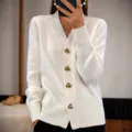 Elegante cardigan bianco da donna con scollo a V e bottoni dorati a forma di cuore - Taglia S / Top / Bianco