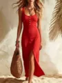 Elegante abito rosso senza maniche con bottoni e spacco in un ambiente balneare - Taglia S / Vestiti / Rosso