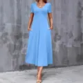 Abito midi casual azzurro da donna con scollo a V, maniche corte e tasche laterali - 1XL / Vestiti / Azzurro