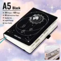 Agenda A5 2025-2026 negra con diseño celestial y pestañas mensuales de planificación - Patrón Cielo Estrellado (2025-2026) / A5 / Versión en Inglés / Negro