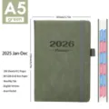 Agenda giornaliera A5 verde 2026 con 412 pagine e schede mensili per l'organizzazione - modello A / Pagine Interne in Inglese / Verde militare