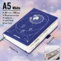 2025-2026 A5 dunkelblauer Planer mit Monatstabs und 80 GSM säurefreiem Papier - Sternenhimmel-Muster (2025-2026) / A5 / Englische Version / Blau