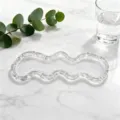 Minimalistisches klares gewelltes Twist-Fidget-Spielzeug zur Stressbewältigung auf Marmor - Klassisches Transparentes Kristall