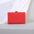 Elegante rote Abendhandtasche aus strukturiertem Stoff mit rechteckigem Metallverschluss - Rot