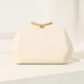 Elegante cremeweiße Abendtasche mit Krokodilmuster und gebogenem Goldgriff aus Metall - Weiß