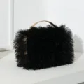 Elegante schwarze flauschige Abendtasche mit einem minimalistischen runden Goldgriff - Schwarz