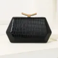 Elegante schwarze Abendtasche mit Krokodilprägung und goldenem Mondsichelverschluss - Schwarz