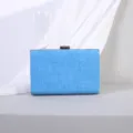 Elegante himmelblaue Abendtasche mit Textur und Metallverschluss für Damen - Blau