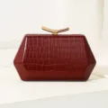 Elegante burgunderrote Abendtasche mit Krokodilmuster und einzigartigem Goldmetallgriff - Burgunderrot