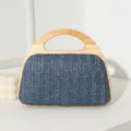 Exklusive marineblaue Stroh-Abendtasche mit einem eleganten Griff aus massivem Holz - Blau