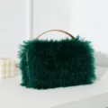 Elegante dunkelgrüne Abendtasche aus Straußenfedern mit einem stilvollen goldenen Metallgriff - Dunkelgrün