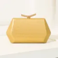 Elegante gelbe Abendtasche mit Krokodilmuster und einzigartigem goldenen Verschluss. - Aprikose