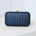 Élégante pochette de soirée bleu marine à texture tissée et fermoir doré chic - Bleu