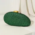 Elegante grüne Abendtasche mit Strasssteinen und zweifarbigem gold-silbernem Verschluss - Grün