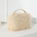 Eleganter champagnerfarbener Fransen-Pelz-Abendtasche mit glänzendem goldenem Rundgriff aus Metall. - Champagner