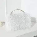 Elegante weiße flauschige Feder-Abendtasche mit einem stilvollen silbernen Metallgriff - Silber