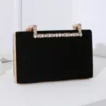 Elegante schwarze Samt-Abendtasche mit einem funkelnden Strassgriff-Detail fuer Damen - Schwarz