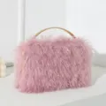 Modische rosa Plüsch-Box-Handtasche mit goldenem Griff und Federn-Quasten-Details - Rosa