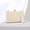 Elegante geweven crème avondclutch met luxe parelketting schouderband voor banketten - Broken Wit