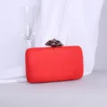 Elegante rote Abendclutch aus Wildleder mit einem funkelnden Strassblumenverschluss - Rot