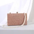 Elegante oranje avondtas met textuur en een parelketting voor feesten en partijen - Rode baksteen