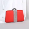 Elegante rote Abendtasche aus Wildleder mit funkelndem Strassband und silbernem Metallverschluss - Rot