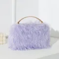 Elegante lavendelfarbene Abendtasche aus Kunstpelz mit goldenem Metallgriff für Damen - Hellviolett