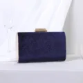 Élégante pochette de soirée en velours bleu marine avec cadre doré et fermoir géométrique - Bleu foncé
