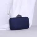 Elegante dunkelblaue Samt-Abendtasche mit einem funkelnden Strass-Blumenverschluss - Dunkelblau