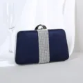 Elegante dunkelblaue Abendhandtasche in Trapezform mit funkelndem Strassbesatz. - Dunkelblau