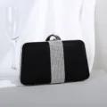 Elegante schwarze Samt-Abendtasche mit vertikalem Strassstreifen-Dekor. - Schwarz