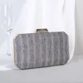 Elegante Vintage-Abendtasche mit schwarz-weißen Glitzerstreifen - Dunkellila