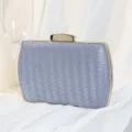 Elegante blaue gewebte Abendclutch mit goldener Metallschließe für formelle Anlässe - Blau