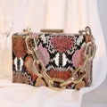 Vintage-inspirierte bunte Schlangenmuster-Box-Clutch mit dicker goldener Acrylkette. - Rot