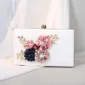 Elegante weiße Abendtasche mit handgefertigten Stoffblumen und Perlenakzenten für Partys - Weiß