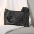 Elegante bolso de noche negro con pedrería completa y asa anudada para eventos de gala - Negro