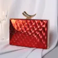Rote glänzende PU-Clutch mit goldener Hornschließe für elegante Abendpartys - Rot