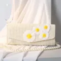 Elegante elfenbeinfarbene Stroh-Handtasche mit Gänseblümchen-Stickerei und Perlenkette-Riemen - L