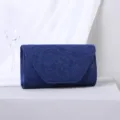 Marineblaue Abendtasche aus Spitze mit Dreiecksklappe für elegante formelle Anlässe. - Blau