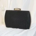 Elegante schwarze Abendtasche mit Webmuster und goldfarbenem Verschluss für Festlichkeiten - Schwarz
