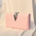 Elegante rosa Abendtasche mit Wellenstruktur und silbernem Metallblattverschluss - Rosa