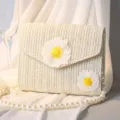 Elegante cremefarbene Strohumhängetasche mit Gänseblümchen und luxuriöser Perlenkette - M