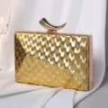 Elegante goldene Abendtasche mit Schuppenmuster und einzigartigem Horn-Metallverschluss - Gold