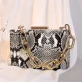 Elegante Vintage-Box-Tasche aus PU-Leder mit Schlangenmuster und goldener Acrylkette - Hellgrau