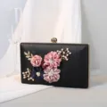 Elegante schwarze Abendtasche mit bunten 3D-Blumenakzenten und Perlendekorationen - Schwarz