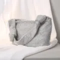 Bolso de noche de diamantes de imitación plateados con correa anudada para fiestas de gala. - Plateado