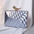 Elegante Abendtasche mit Silberschuppenmuster und einzigartigem goldenem Hornverschluss - Blau