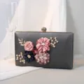 Elegante dunkelgraue Abendtasche mit 3D-Stoffblumen, Perlen und metallischem Schimmer - Dunkelgrau