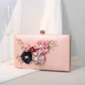 Elegante rosa Abendtasche mit 3D-Stoffblumen, Goldblättern und Perlenverzierung - Rosa