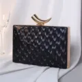 Elegante schwarze Abendclutch mit Schuppenmuster und einem goldenen Horn-Metallverschluss - Schwarz
